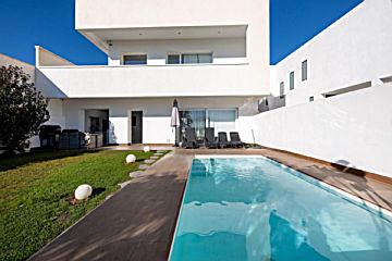 Foto Venta de casa con piscina y terraza en Albolote, Urb. santa elvira